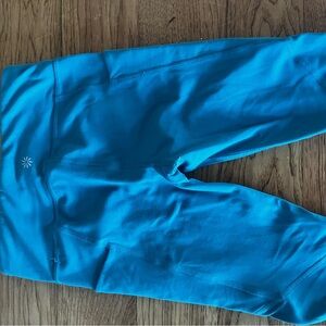 Athletic girl leggings
￼